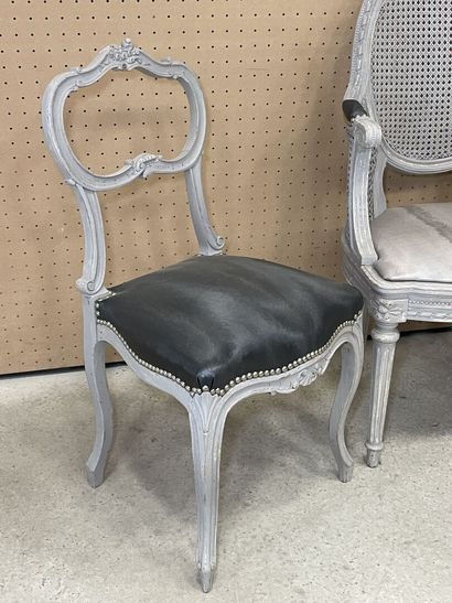 Paire de bergères de style Louis XVI et paire...