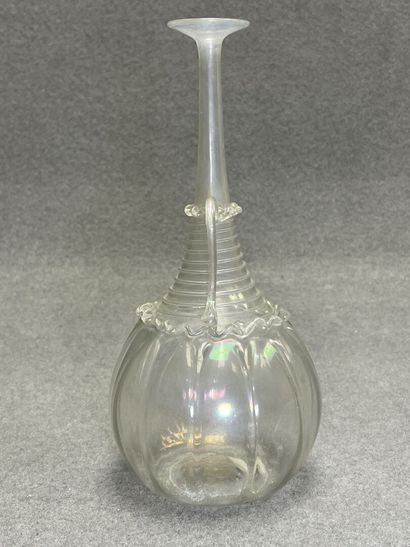 Bouteille Venise fin XIXe en verre irisé
H.21...