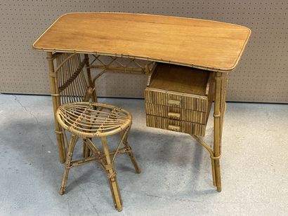 Bureau et son tabouret en rotin
74 x 110...