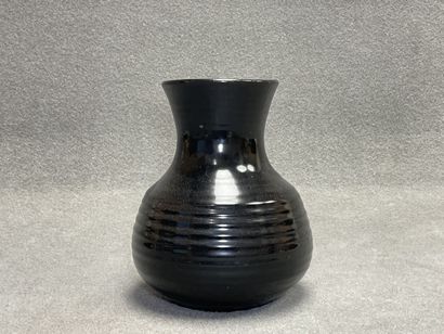 ACCOLAY:
Vase à émail noir , signé.
H: 20...