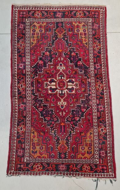 Tapis d'Orient en laine.
240 x 130 cm