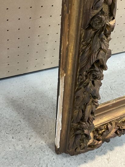 Grand cadre en bois et stuc doré à décor...