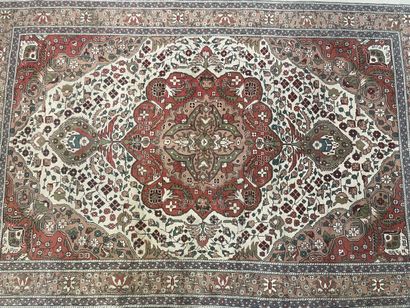 Tapis en laine, point noué 
300 x 200 cm...