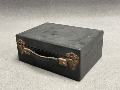 Oscillomètre en coffret. 
D. :15 cm.