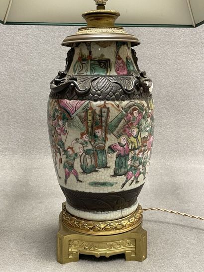 Lampe en porcelaine de Nankin monture bronze....
