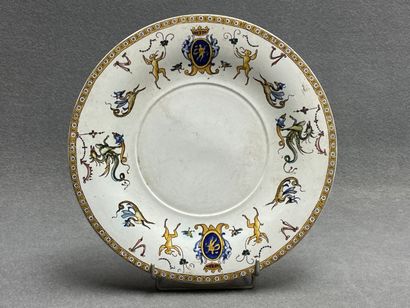 GIEN.
Plat en faïence à décor Renaissance...