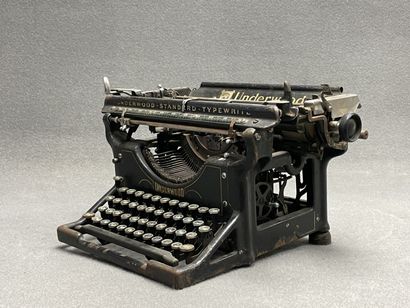 Machine à écrire Américaine Underwood.
Début...