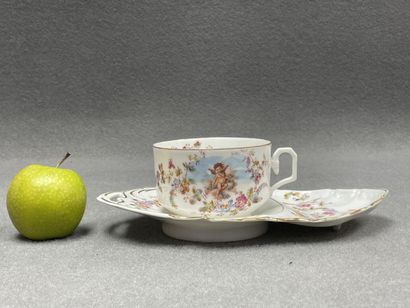 Grande tasse à chocolat en porcelaine à décor...