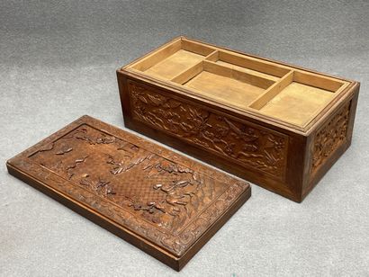 Coffret en bois exotique sculpté.
H: 19 x...
