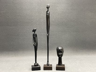 Trois sculptures africaines en ebène sculpté,...