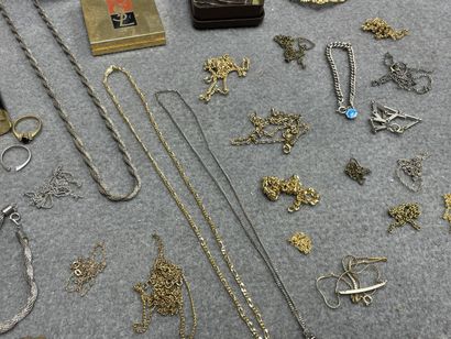 Lot de bijoux fantaisie et métal doré. 
Colliers,...