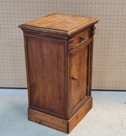 Table de chevet ouvrant à une porte et un...