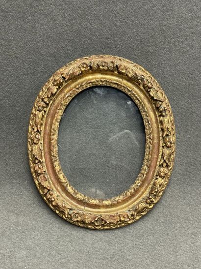 Petit cadre médaillon en bois sculpté et...