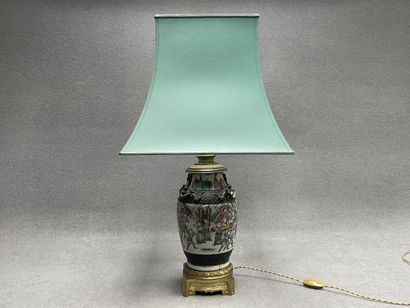 Lampe en porcelaine de Nankin monture bronze....