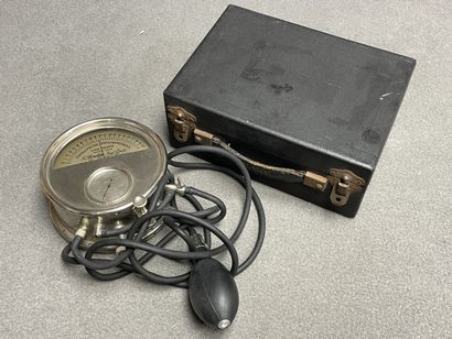 Oscillomètre en coffret. 
D. :15 cm.