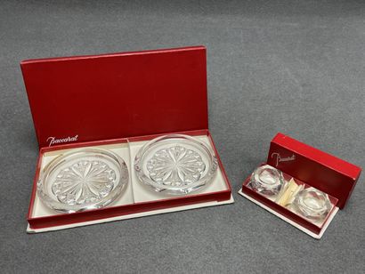 BACCARAT deux dessous de bouteille en cristal...