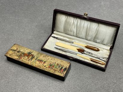 Necessaire à écrire, métal argenté et manche...