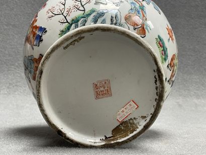 Vase en porcelaine de Chine sur socle bois....
