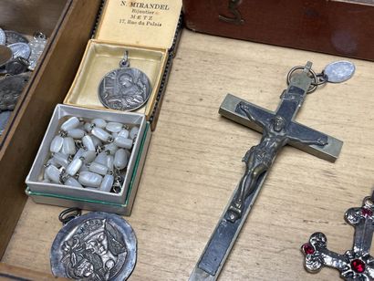 Lot de médailles religieuses, chapelets,...