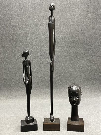 Trois sculptures africaines en ebène sculpté,...