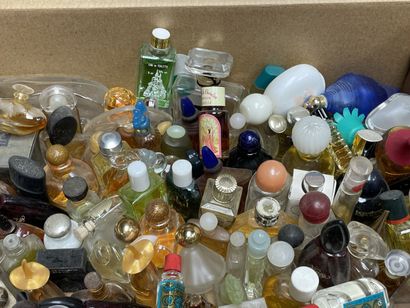 Lot de miniatures de parfum.