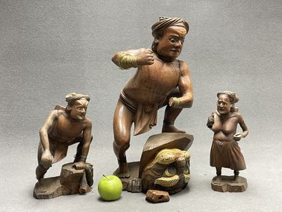 Trois statues en bois sculpté
H: 53, 34 et...