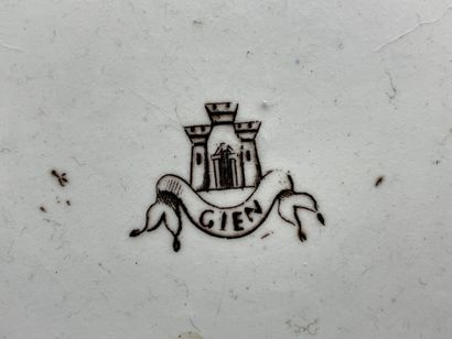 GIEN.
Plat en faïence à décor Renaissance...