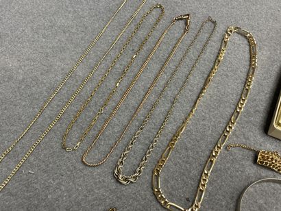 Lot de bijoux fantaisie et métal doré. 
Colliers,...