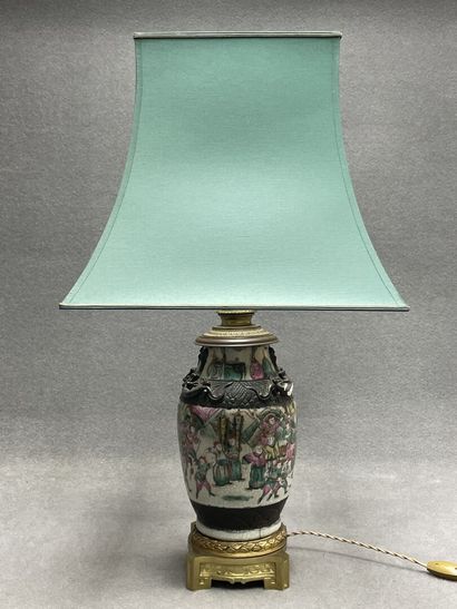 Lampe en porcelaine de Nankin monture bronze....