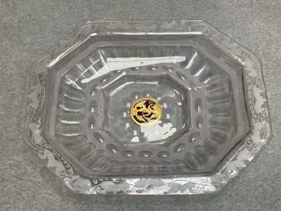 Plat en verre bohème, 1730. 
5 x 27,5 x 22...