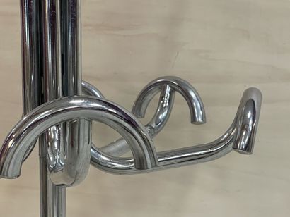 Porte manteau en métal chromé à 6 patères....