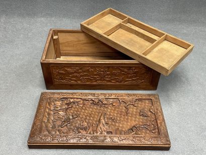 Coffret en bois exotique sculpté.
H: 19 x...