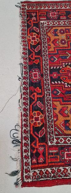 Tapis d'Orient en laine.
240 x 130 cm