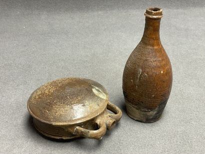 Gourde et bouteille en grès émaillé de Puisaye....