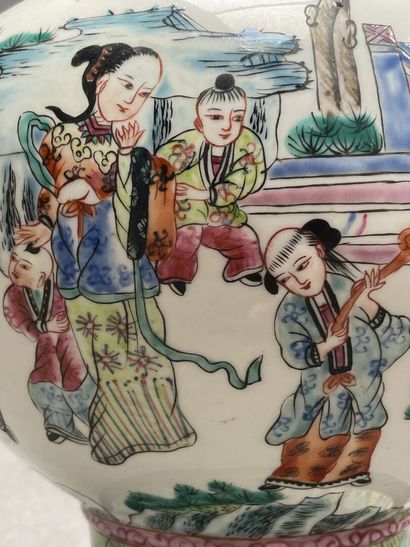 Vase en porcelaine de Chine sur socle bois....