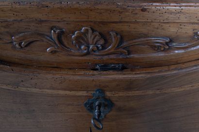 Secrétaire droit à doucine ouvrant à un abattant...