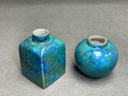 Paul MILLET à Sèvres.
Deux vases en faience...