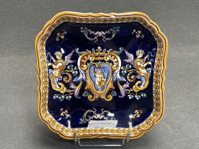 GIEN décor Renaissance sur fond bleu nuit:
-Coupe...