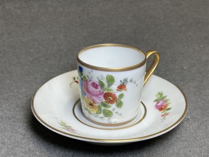 Cinq tasses et soucoupes en porcelaine à...