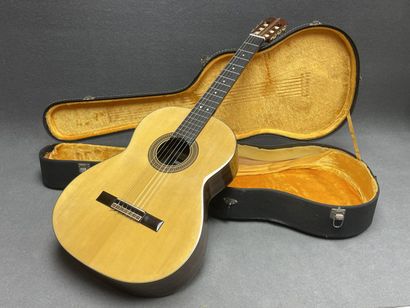 Guitare de concerto dans son étui. 
Marque...