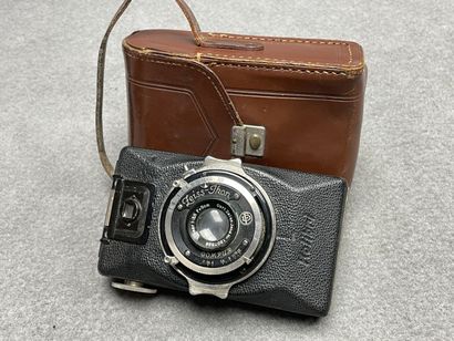 Lot de sept appareils photo argentiques:...