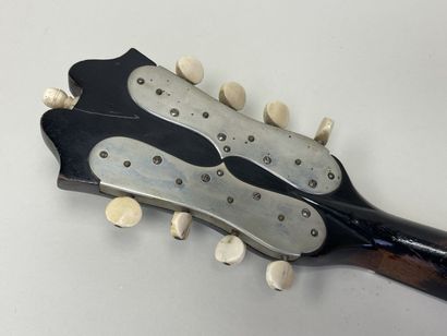 Mandoline en bois de placage et incrustations...