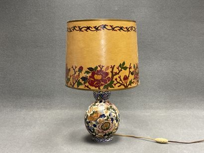 GIEN décor Pivoines.
Lampe en faience et...