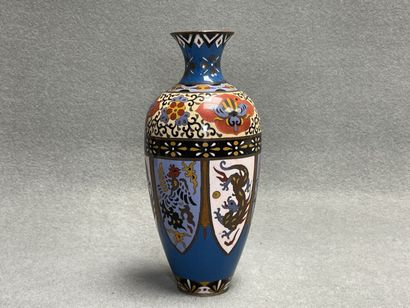 Vase en émaux cloisonnés
JAPON XX°. 
H. :31...