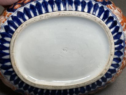 Deux jardinières en porcelaine du Japon,...