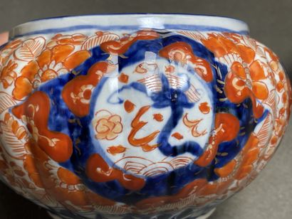 Deux jardinières en porcelaine du Japon,...