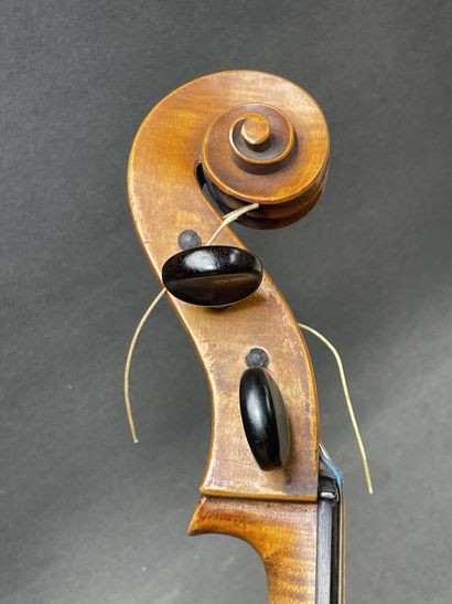 Violoncelle
avec sa housse de transport.
Longueur...