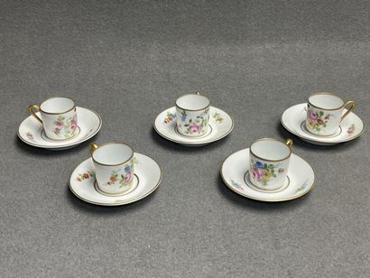 Cinq tasses et soucoupes en porcelaine à...