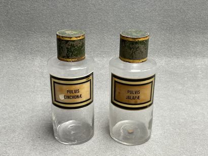 Deux flacons de pharmacie en verre. 
H. :25,5...
