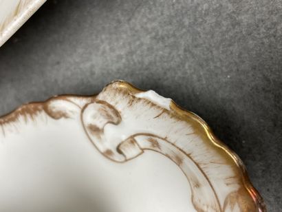 Partie de service de table en porcelaine...